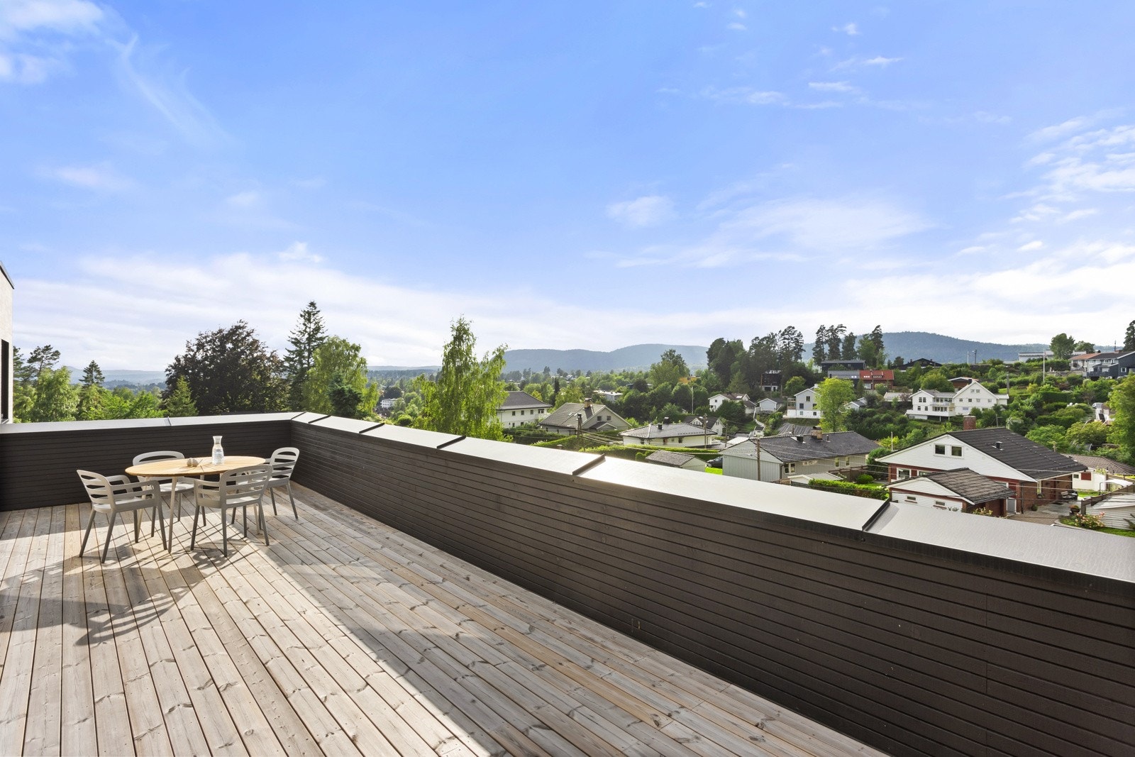 På varme sommerdager blir det naturlig å åpne glassdøren, så blir hele stuen forlenget med en herlig balkong på 36 kvm. Galleribilde