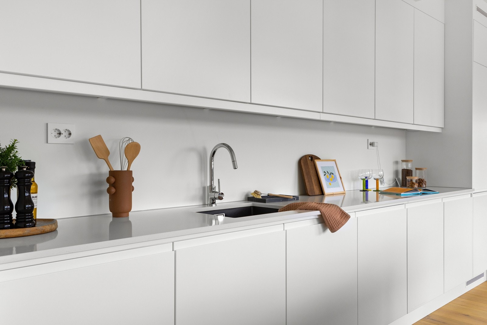 Integrerte hvitevarer bestående av komfyr, oppvaskmaskin og kjøl/frys medfølger handelen. Galleribilde