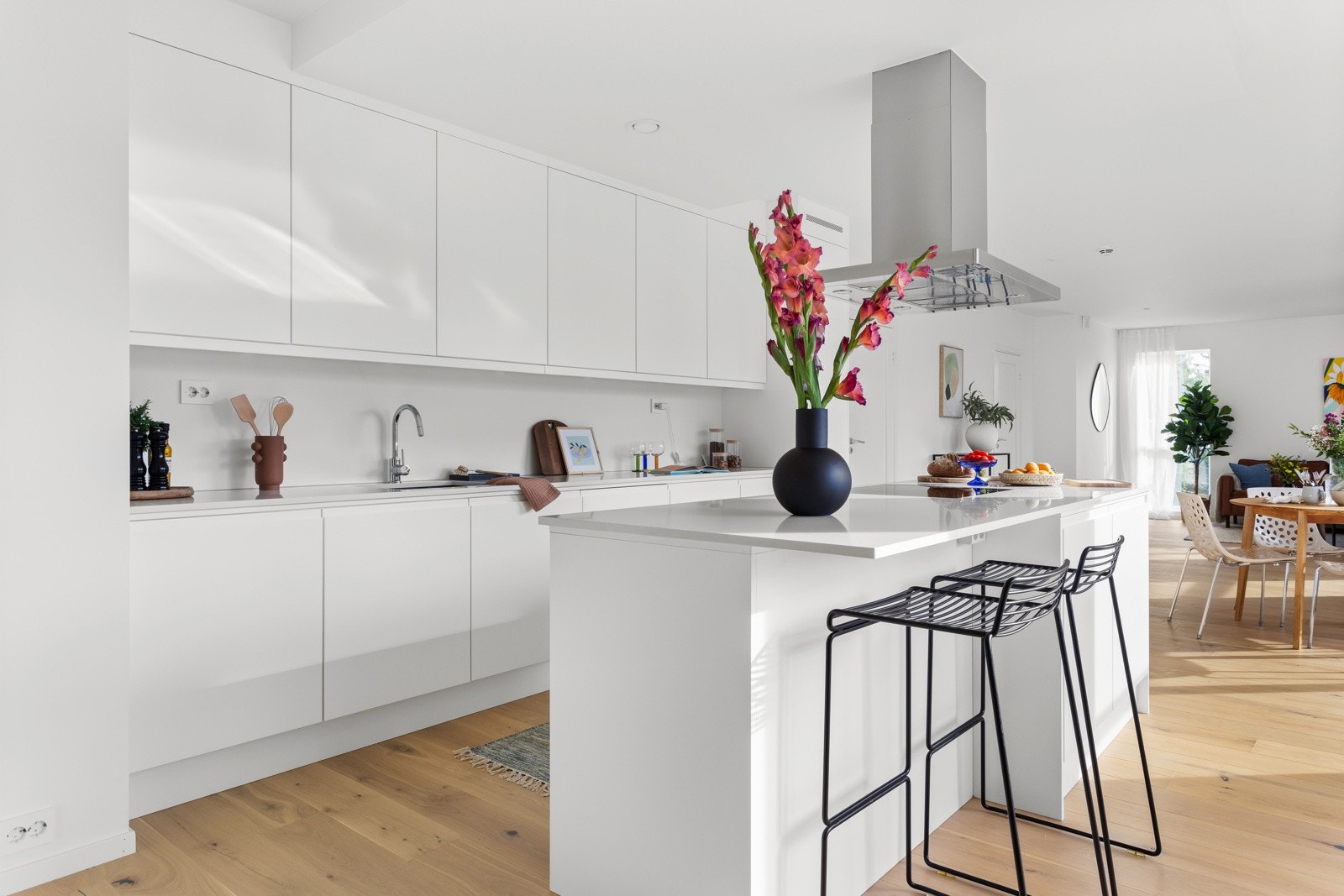 Videre er kjøkkenet utstyrt med waterguard og komfyrvakt. Galleribilde