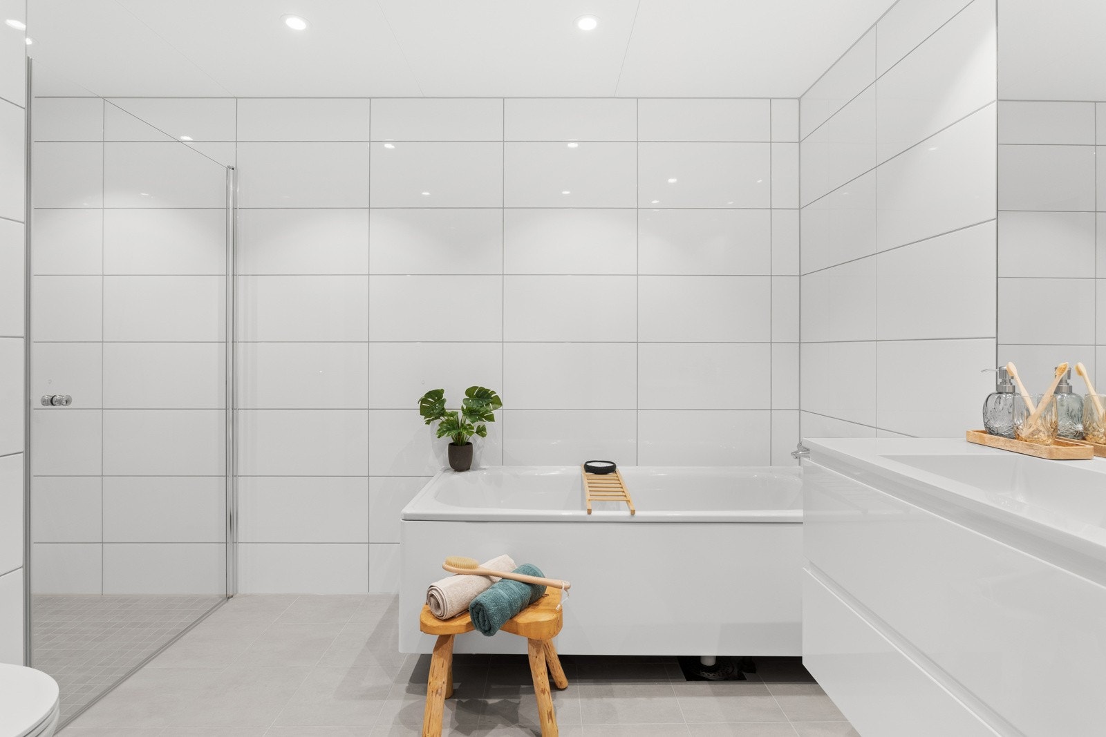 Leiligheten har to fine baderom; ett i tilknytning til hovedsoverom og ett med adkomst fra entré/gang. Galleribilde