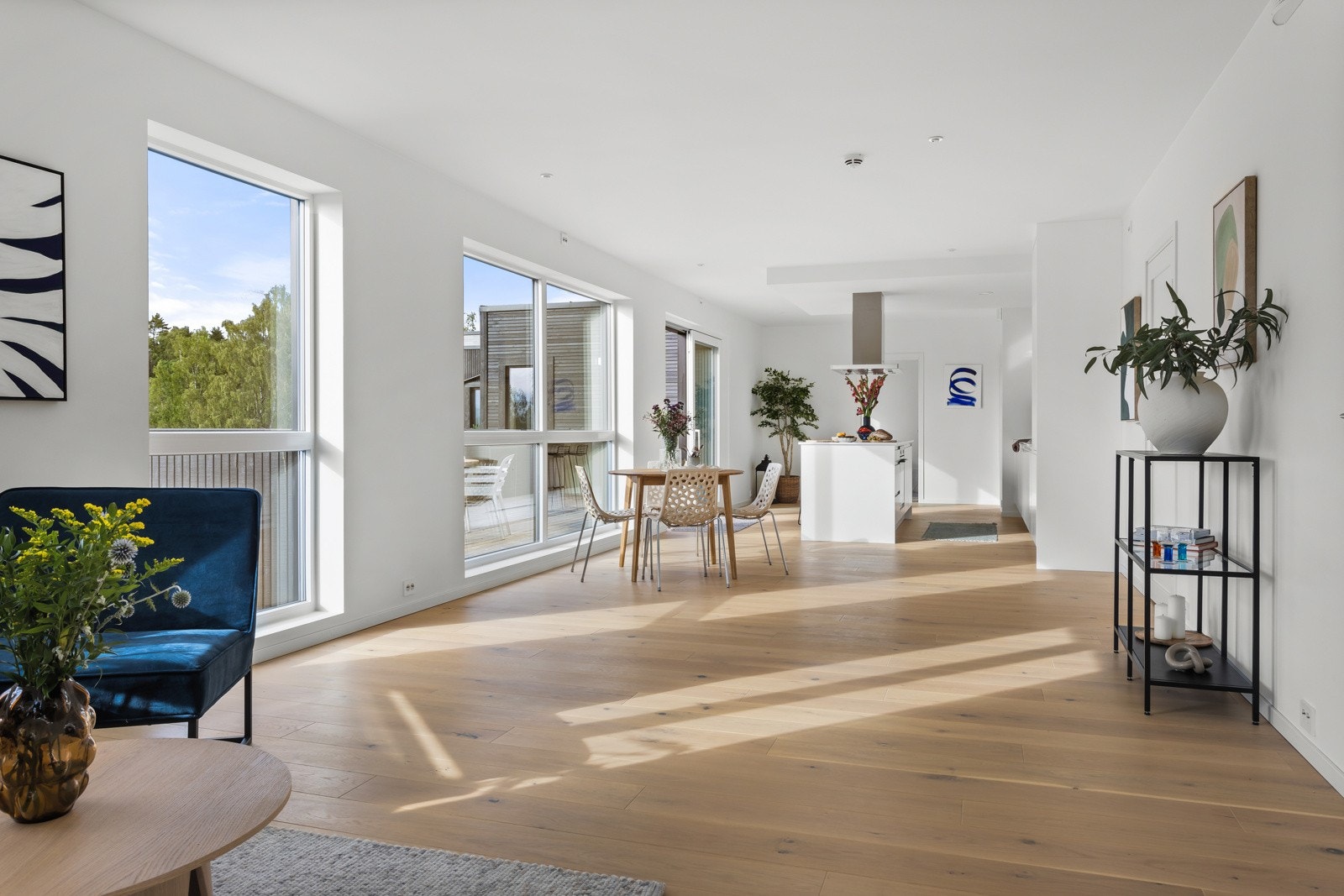 Du kan samtidig ha et stort spisebord med plass til hele familien. Galleribilde