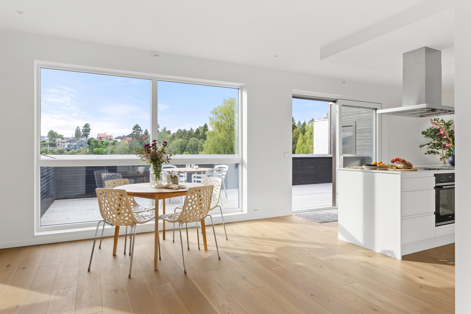 Stuen har en åpen og velfungerende løsning mot kjøkkenet, noe som sikrer en god utnyttelse av arealet og skaper et hyggelig og sosialt oppholdsrom. Galleribilde