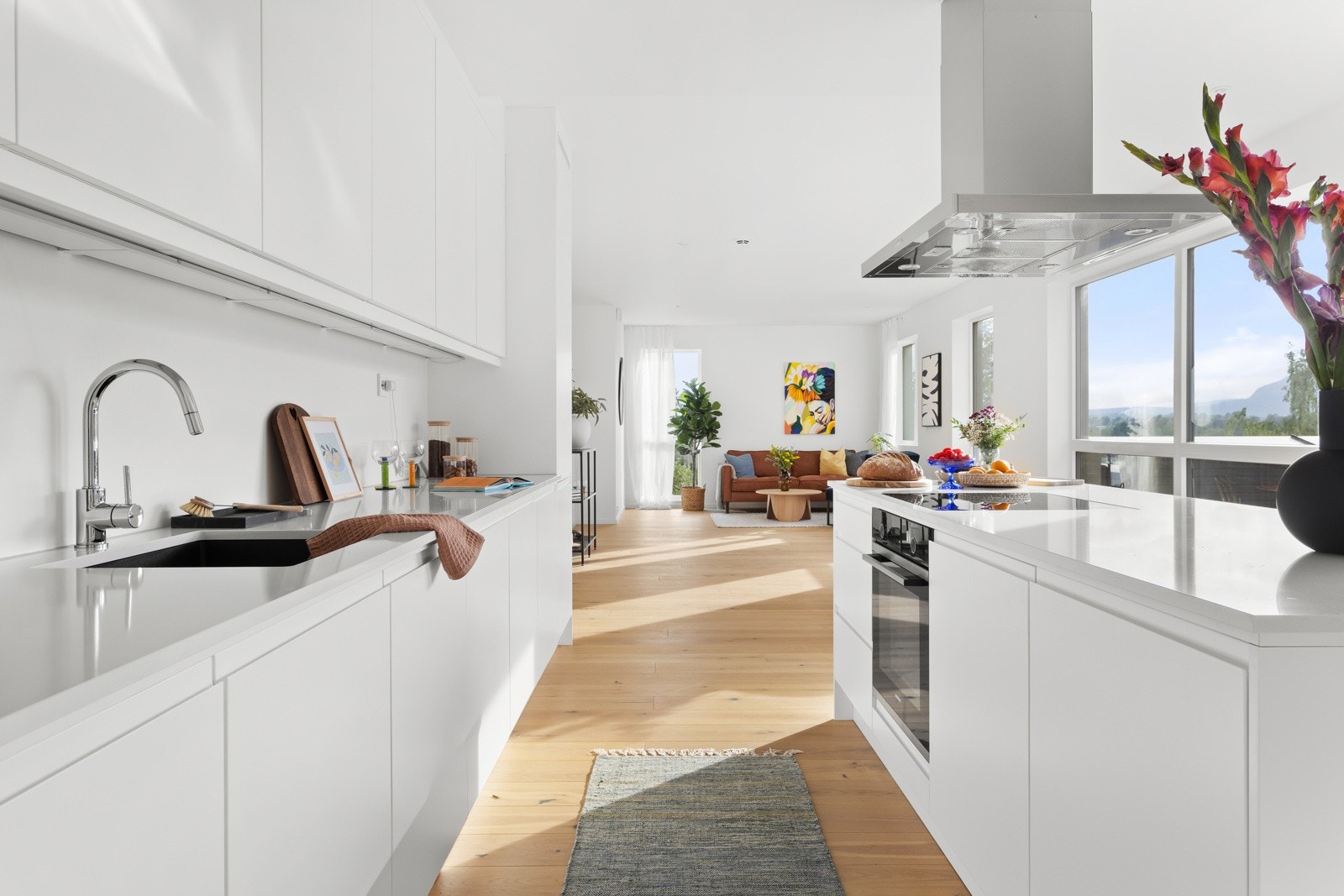 Det er benkeplate av kompositt og underlimt oppvaskkum. Galleribilde