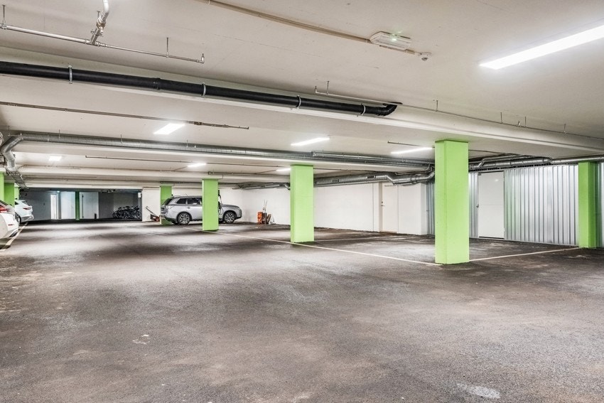 Det medfølger to parkeringsplasser ved siden av hverandre i felles anlegg under bygget. Galleribilde