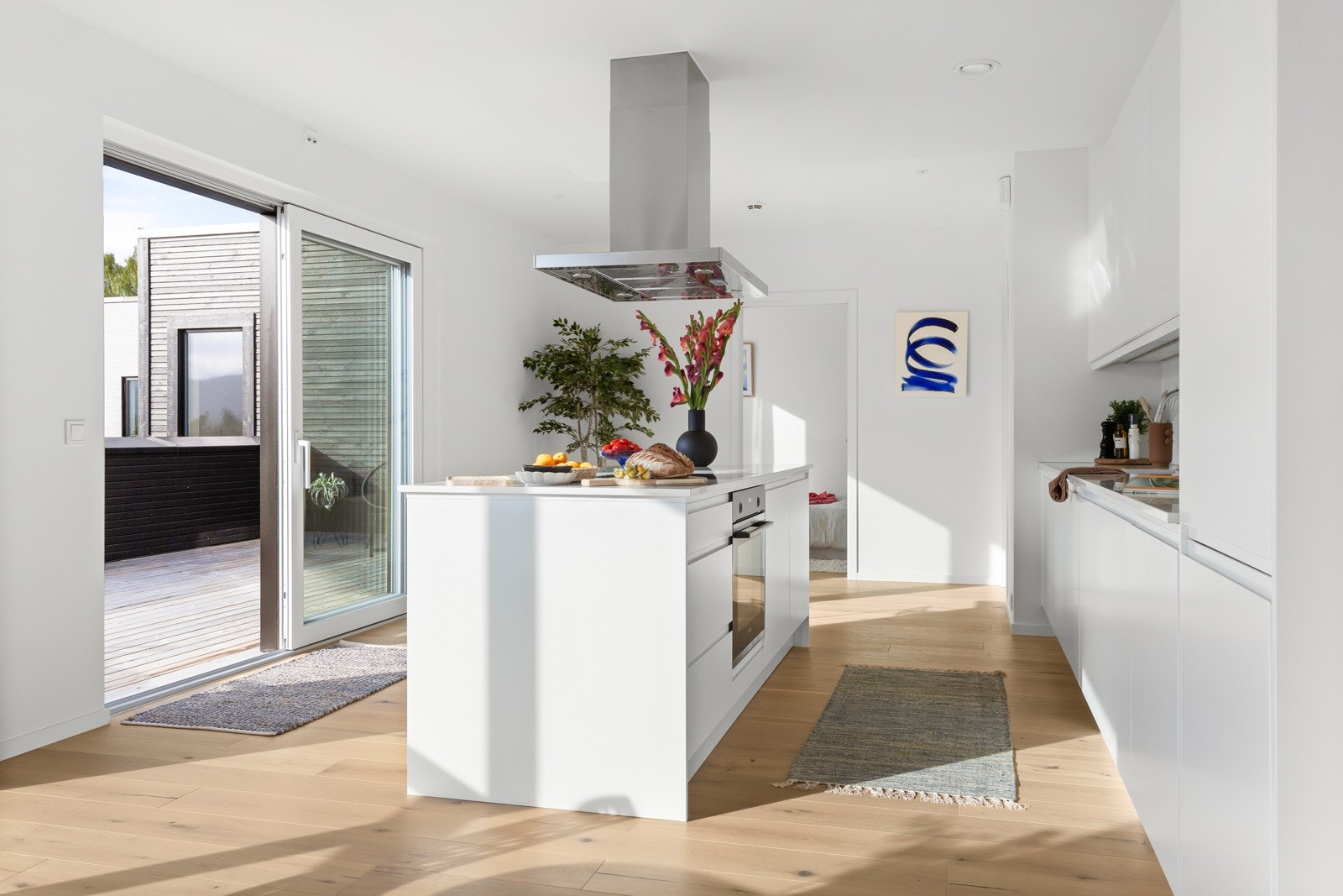 Praktisk og fin kjøkkeninnredning med gode løsninger og godt med skap- og benkeplass. Galleribilde