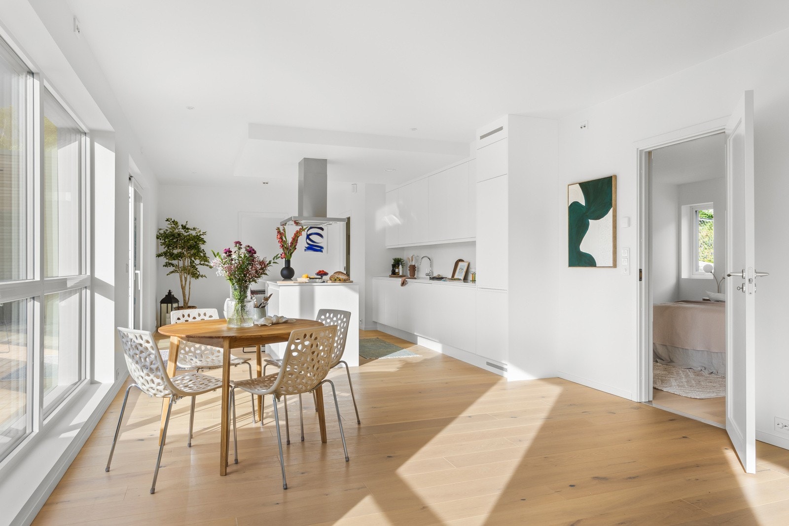 God plass til spiseplass i overgangen mot kjøkkenet. Galleribilde