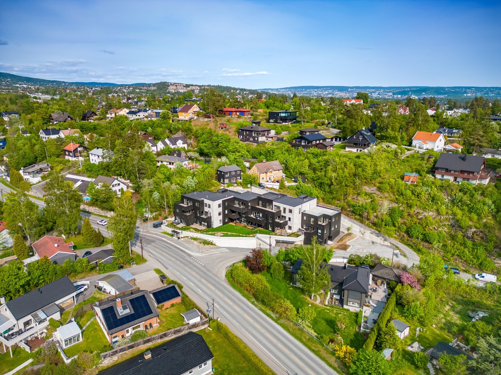Her bor man med nærhet til marka og flotte turområder, samtidig som det er kort avstand til en rekke forretninger og servicetilbud. Galleribilde