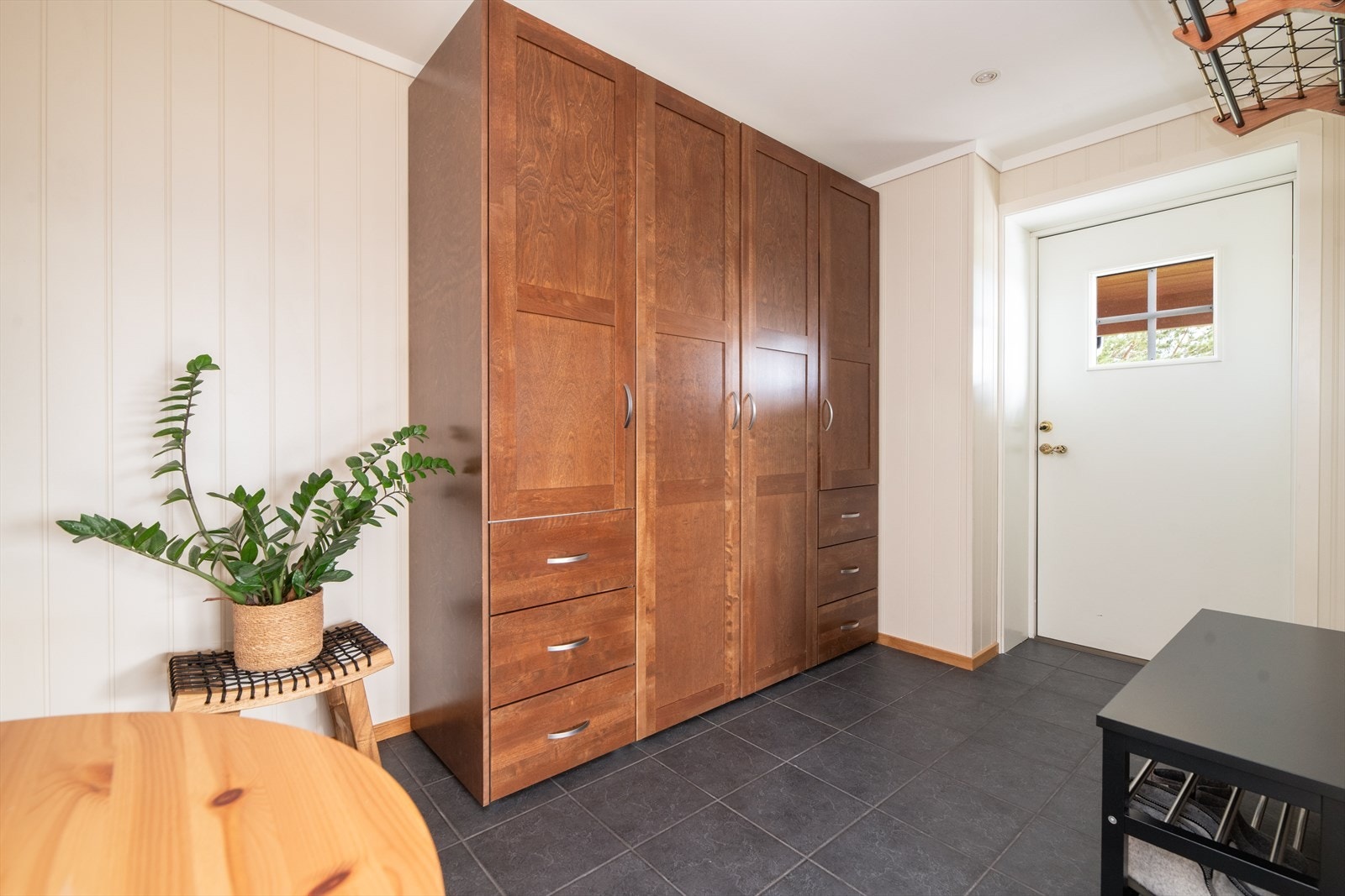 Her er det god plass til å sette fra seg sko og henge fra seg yttertøy, samt et stort garderobeskap. I entre er det flis på gulv med gulvvarme. Galleribilde