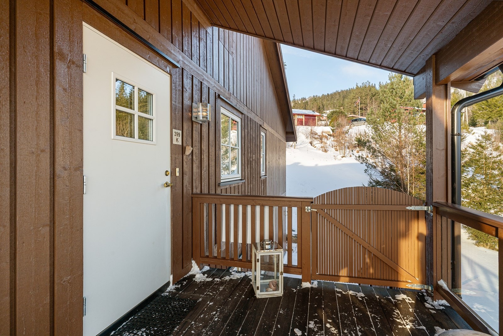 Hyggelig, overbygget inngangsparti til leiligheten. Galleribilde