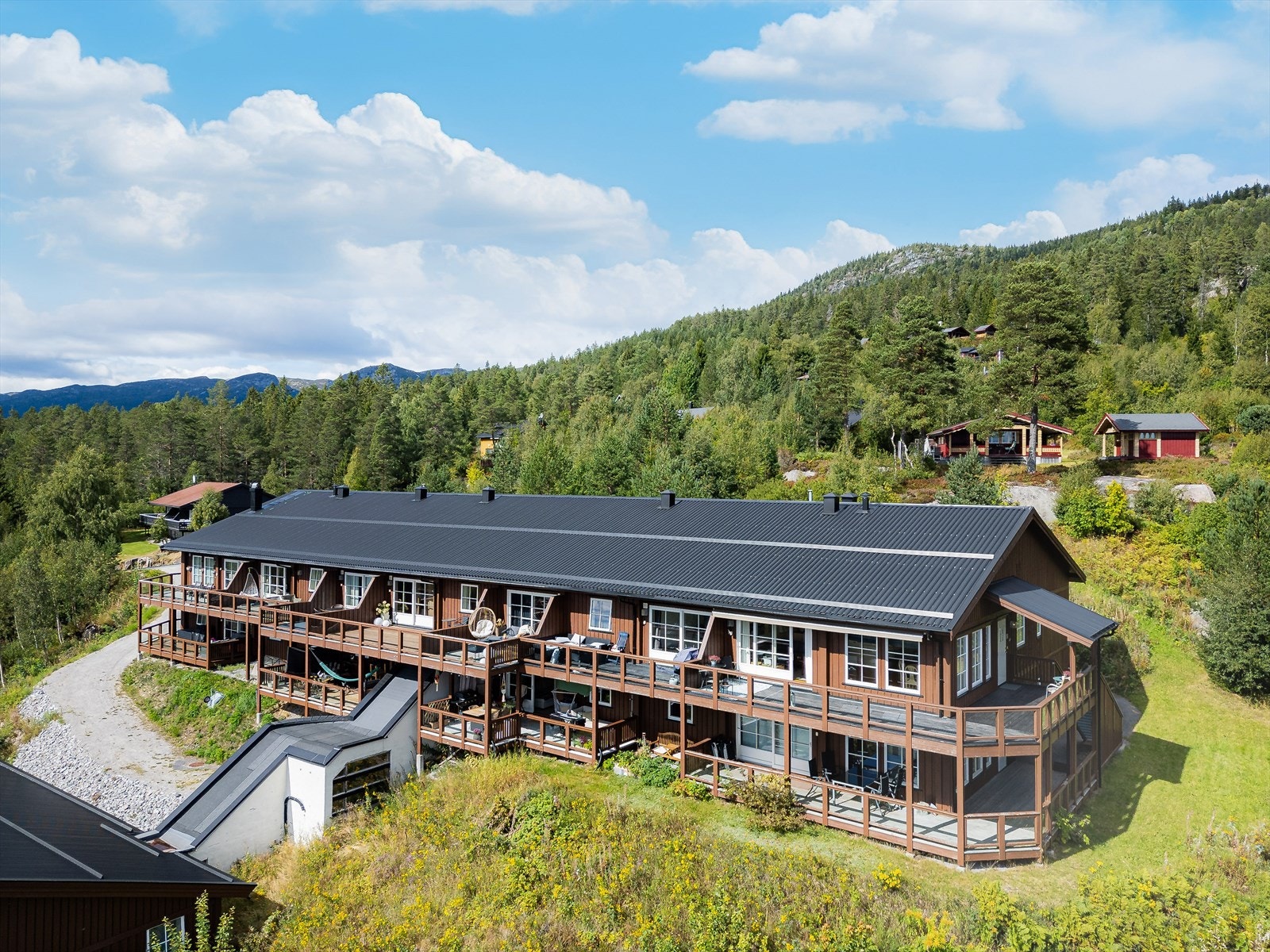 Sommerstid byr området på fantastiske turmuligheter til fots, både med og uten fiskestang. Galleribilde