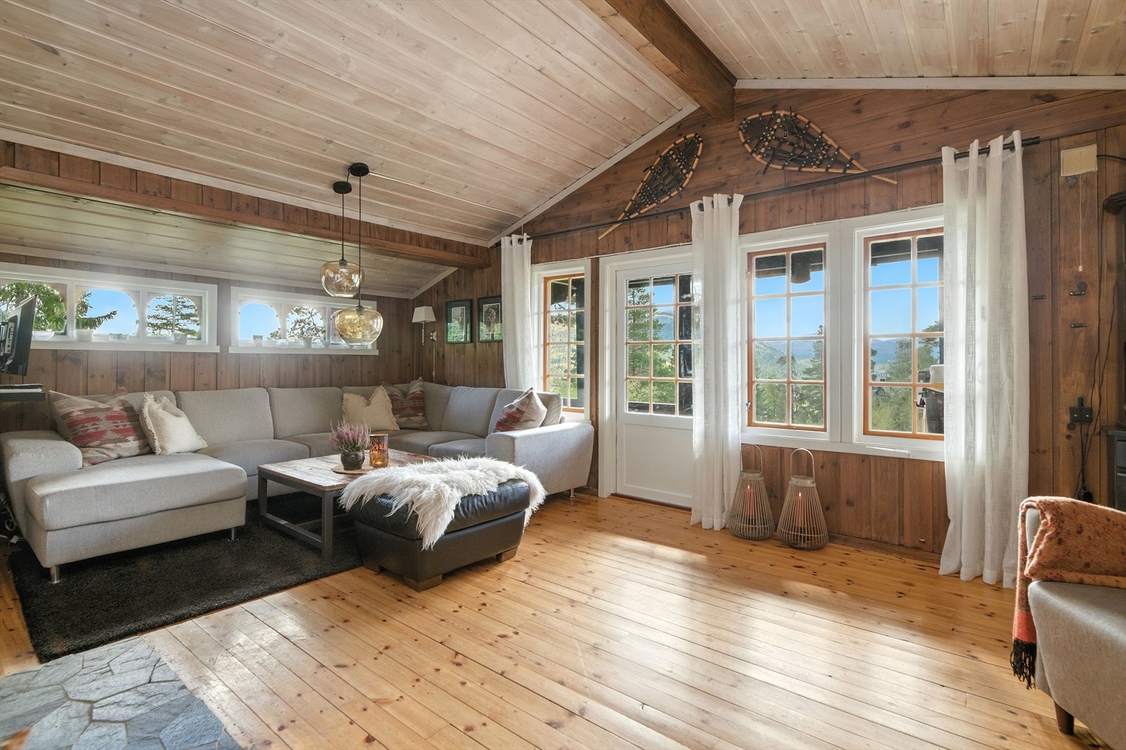 Hytta fremstår som en hyggelig familiehytte fra 1987 med god planløsning og pene, gjennomgående overflater.
Det er tregulv og panel på vegger i store deler av hytta. Galleribilde