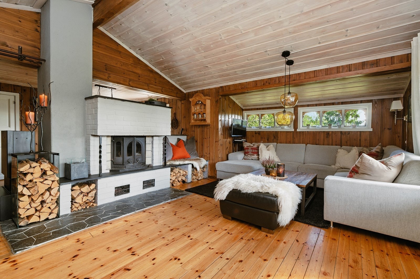 Hytta har en en lun og hyggelig stue med god takhøyde og store vindusflater mot den fine utsikten. Galleribilde