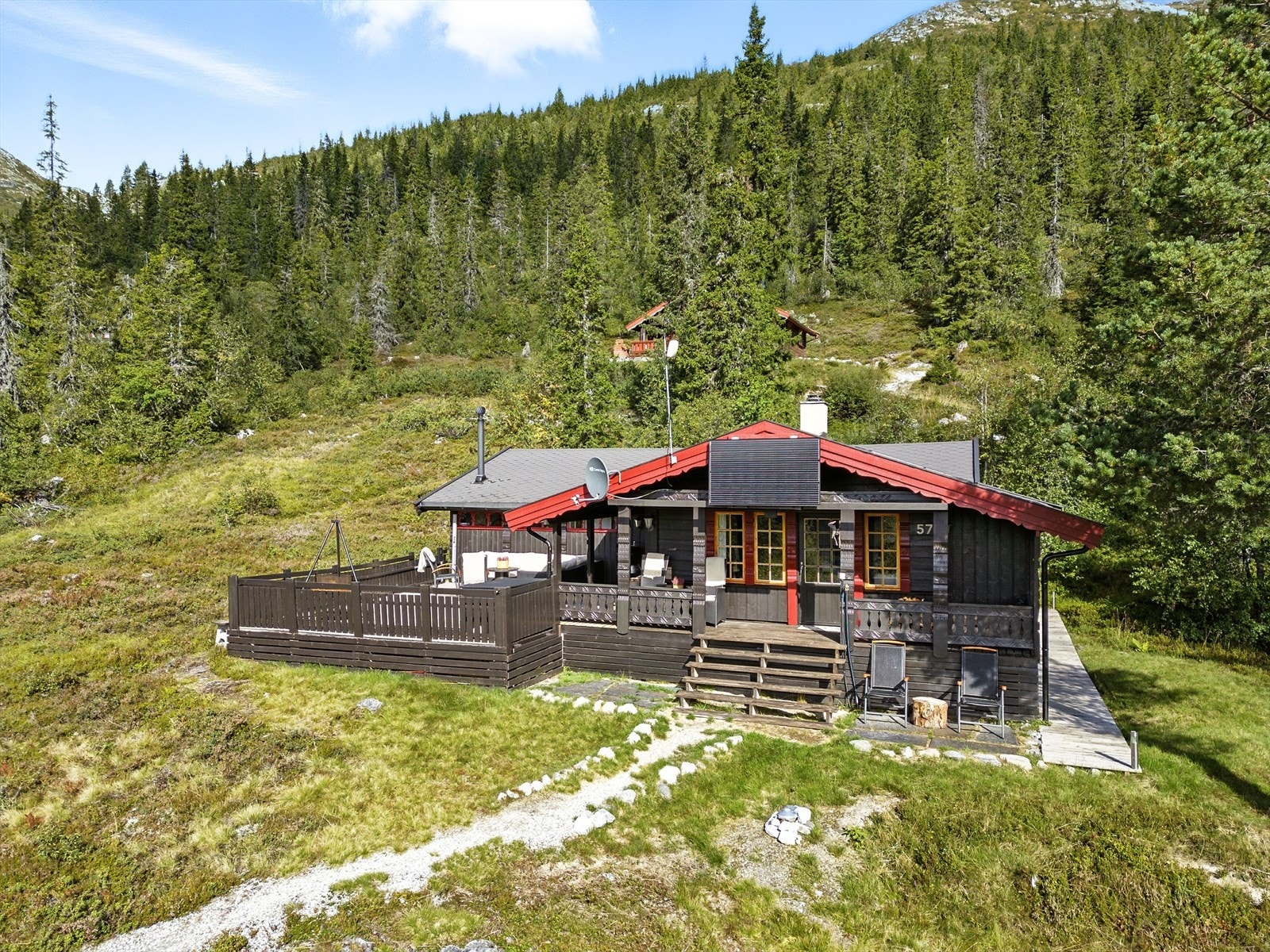 Solcellepanel med 2 stk 200Ah batterier fra 2021. Det er internt 12V opplegg til lys.
I 2021 ble det også boret etter vann og installert Cindarella forbrenningstoalett. Det er vannkran på rekkverk til veranda. Galleribilde