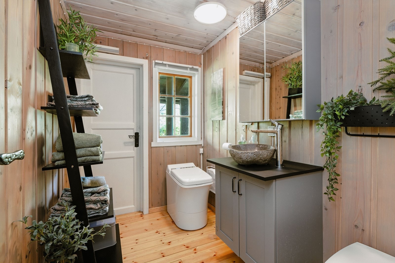 Toalettrom/ stellerom har pen innredning med benkeplate og toppmontert vask, underskap med profilerte fronter og overskap med speildører. Her er det også et Cinderella forbrenningstoalett fra 2021 med service utført i 2023. Galleribilde