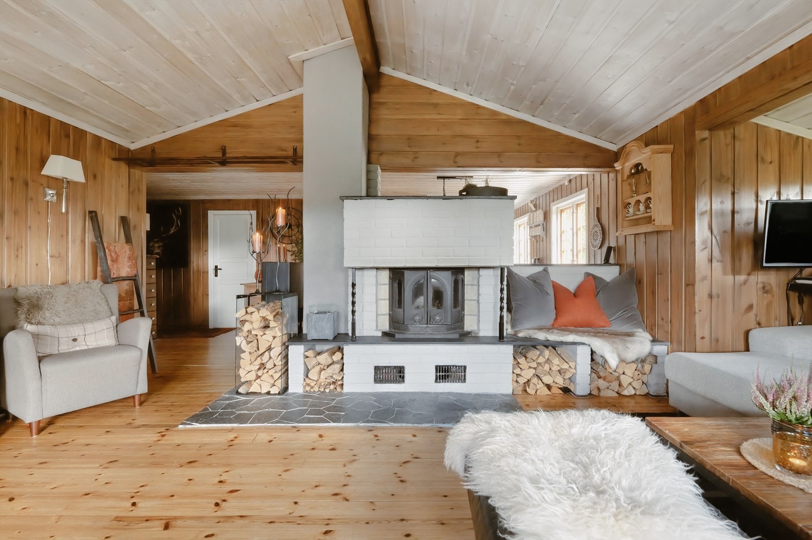 I stua er det peis med innsats og Wallas dieselbrenner. Det er utført service på dieselvarmer i 2024. Galleribilde