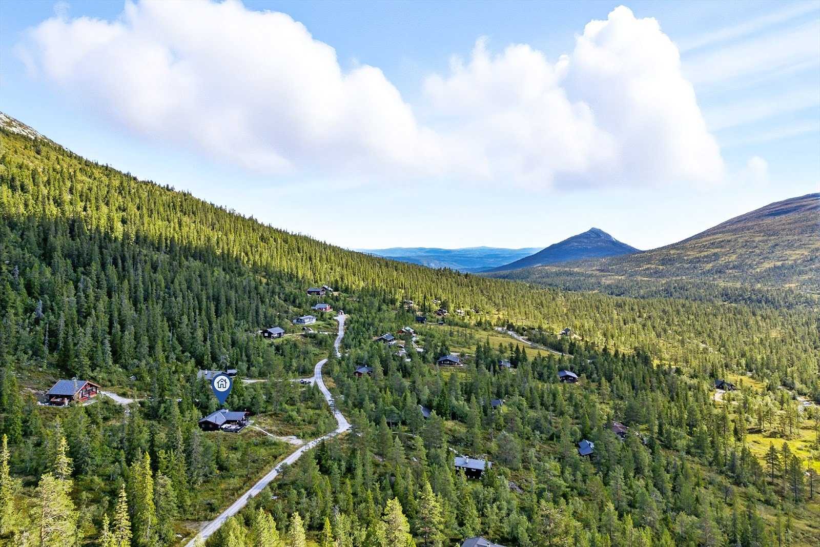 Eiendommen ligger ca. 15 km fra sentrum av Sauland med bensinstasjon og matbutikk. Galleribilde