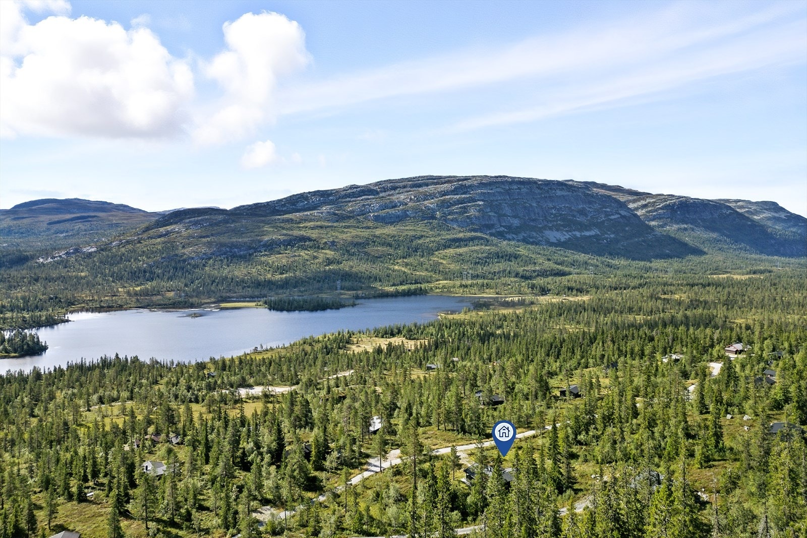 Området kan by på vakker natur og flere fjelltopper. Hva med en 8 km lang tur til Heksfjell, eller en to-dagers tur til Blåtjønnfjell hvor du er innom 5 topper? Galleribilde