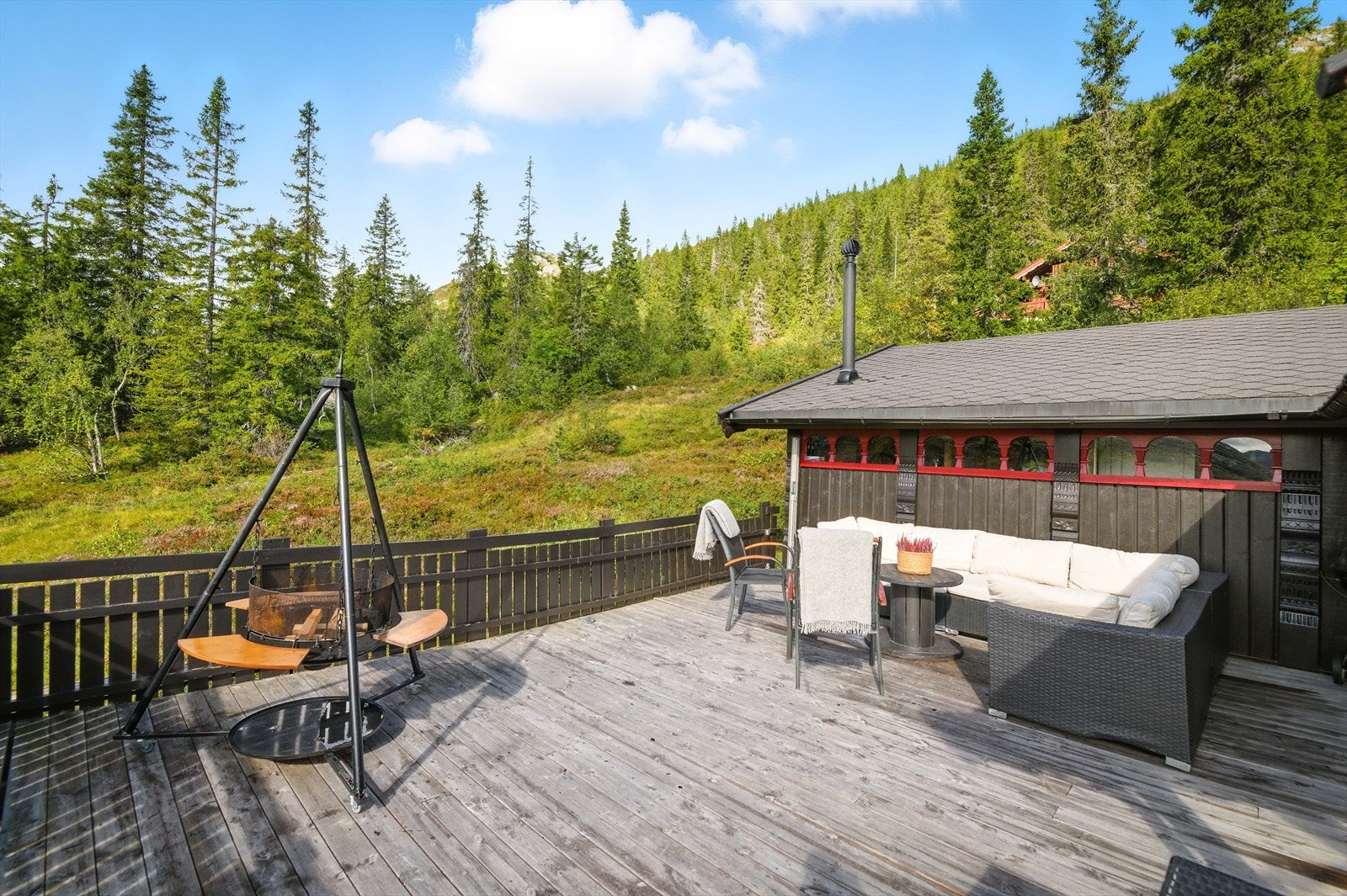 Eiendommen har en 1 028,4 kvm stor tomt med naturlig vegetasjon. Galleribilde