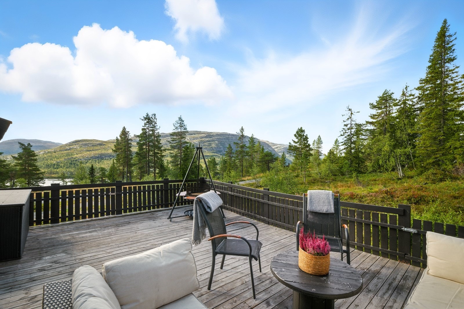 Hytta har en stor og flott veranda med nydelig utsikt. Galleribilde
