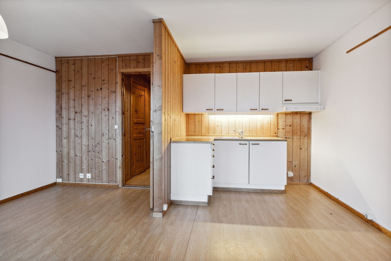 Kjøkken ligger i en åpne løsning med stuen - Bilder fra tilsvarende leilighet. Galleribilde