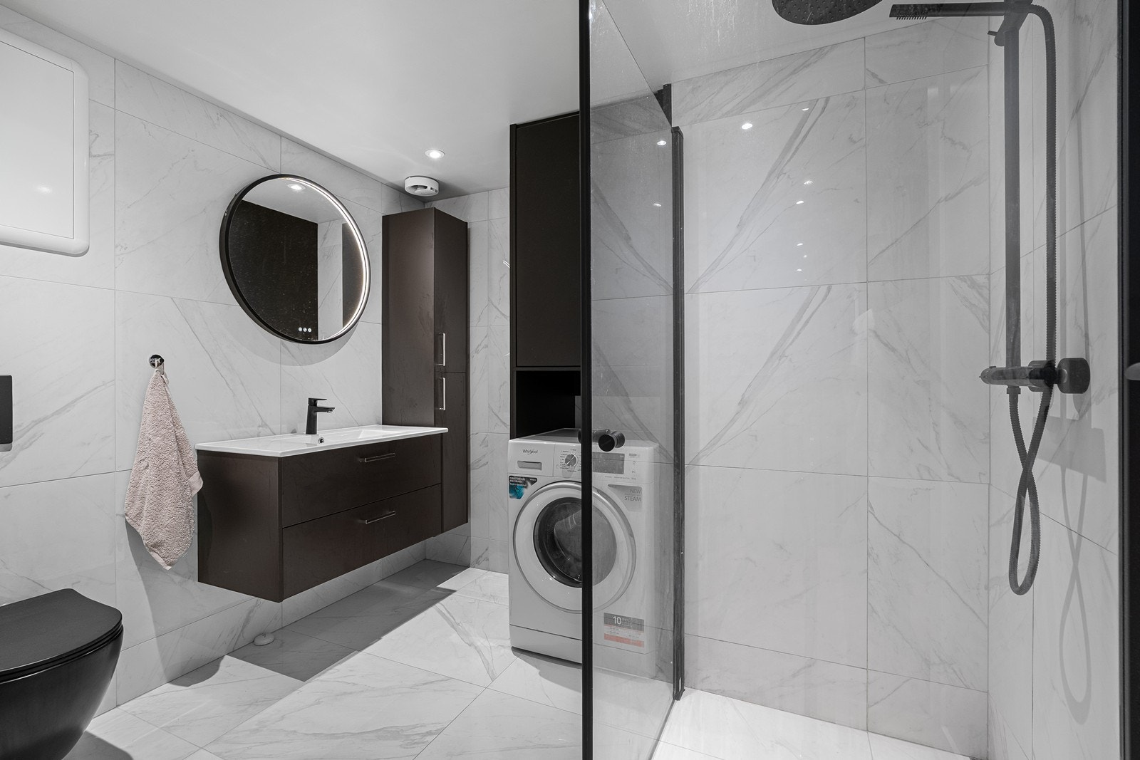 Flislagt baderom med moderne baderomsinnredning. Galleribilde