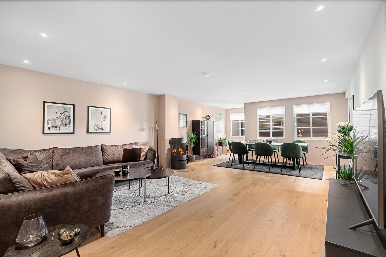 Veggene er malt i tidsriktige farger og himlingen er lyssatt med spotter. Flott kvalitetsgulv. Galleribilde