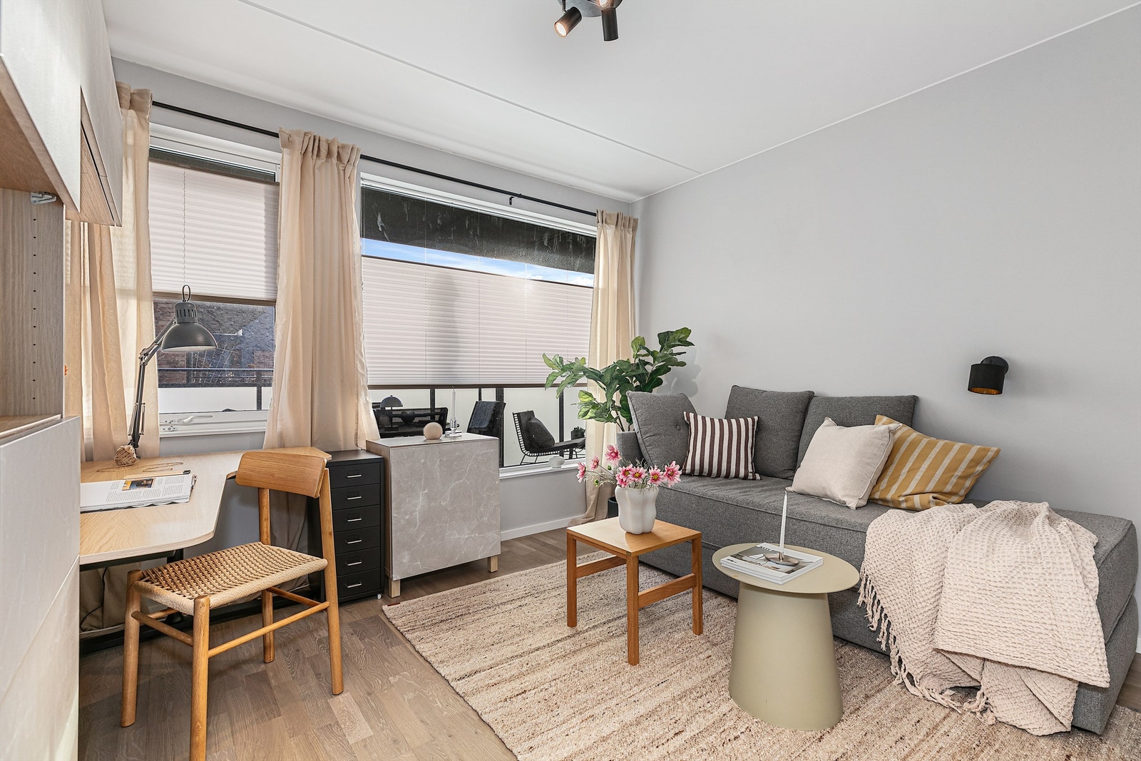 Leilighetens siste soverom har store vindusflater som sipper inn rikelig med naturlig lys og har god plass til møblement. Galleribilde