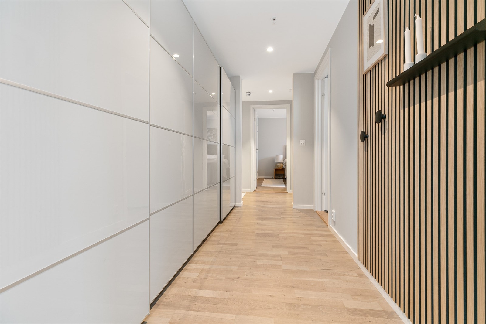 Det er veldig god plass til å oppbevare yttertøy i den praktiske garderobeløsningen. Galleribilde