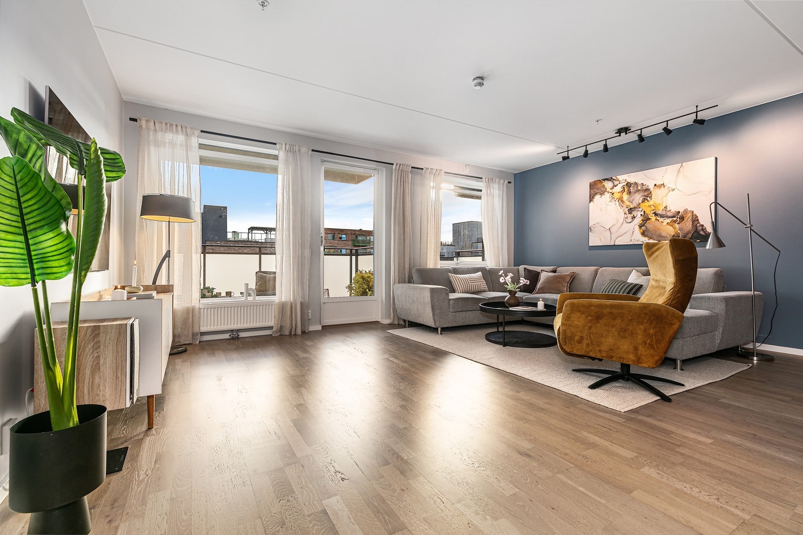 Fra stuen har du utgang til en solrik balkong på hele 15m². Galleribilde