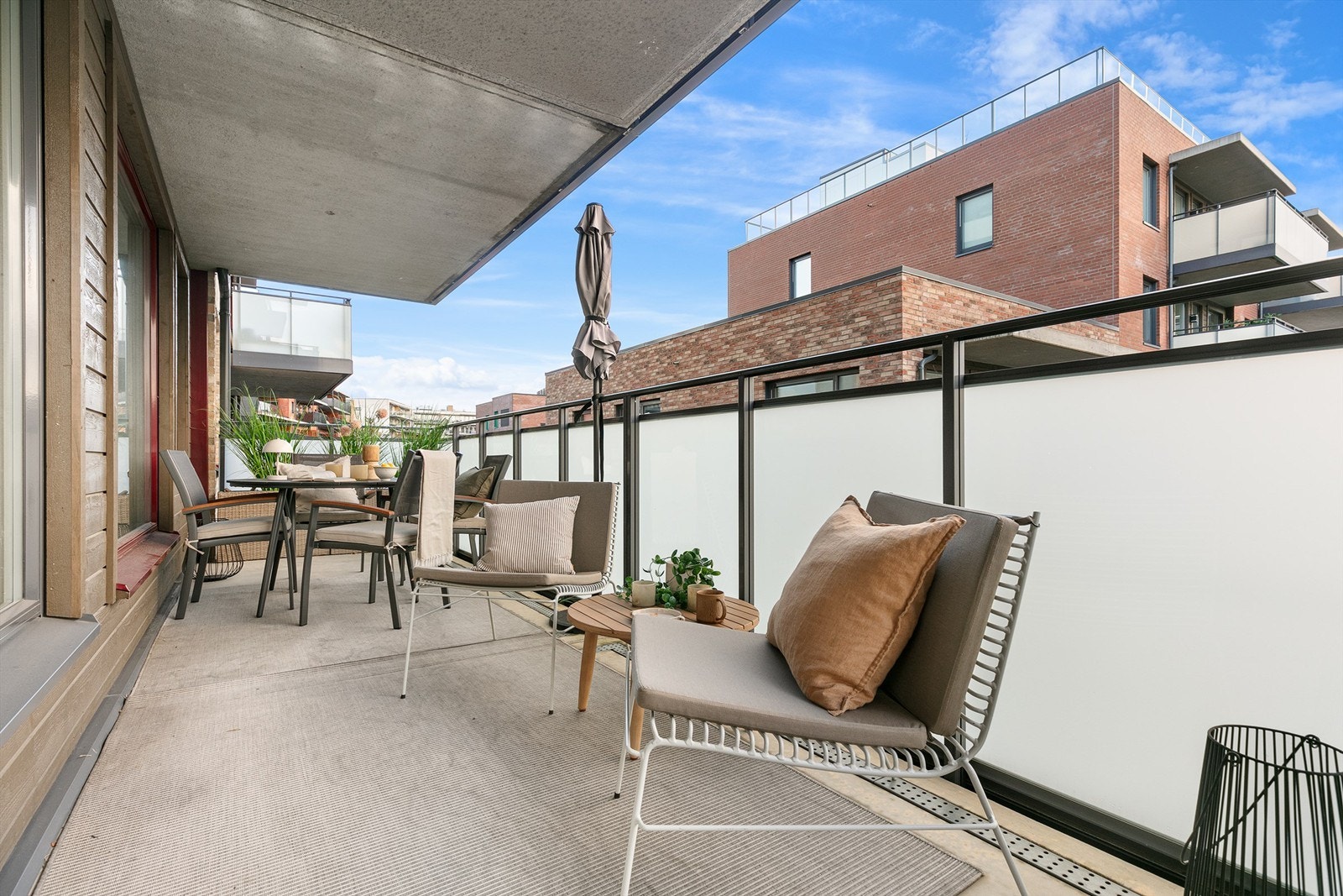 Balkongen er av god størrelse og fungerer som en forlengelse av stuen. Galleribilde