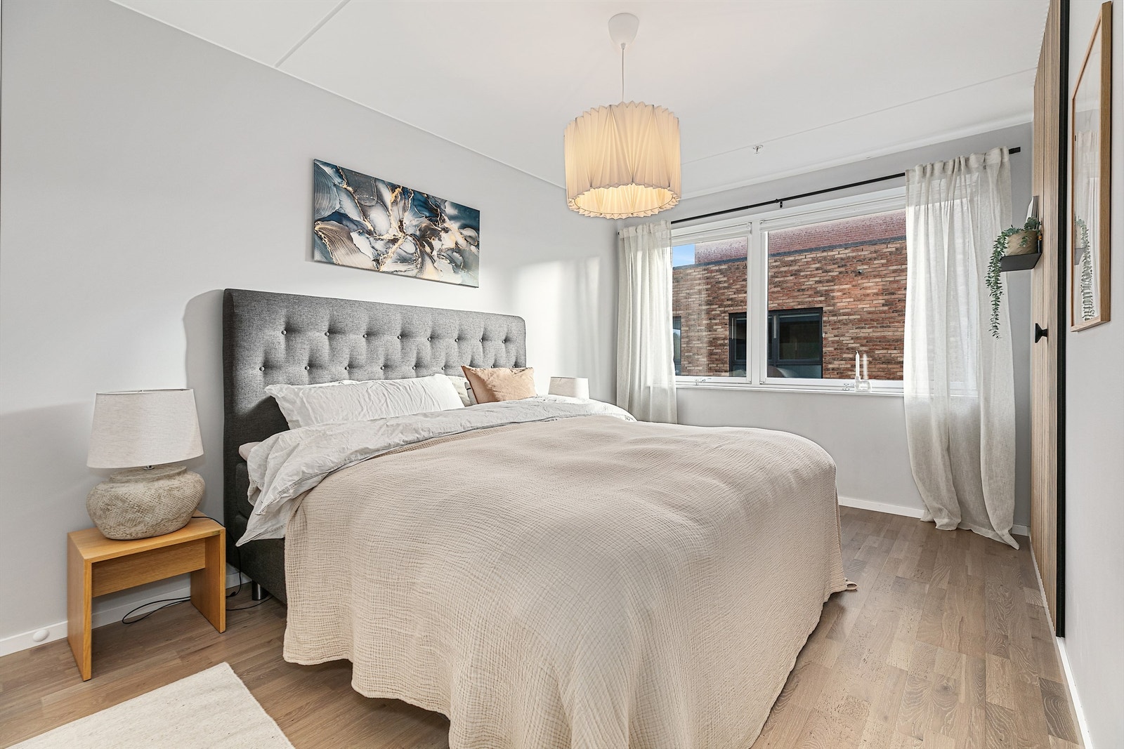 Leilighetens hovedsoverom er av god størrelse med plass til stor dobbeltseng. Galleribilde