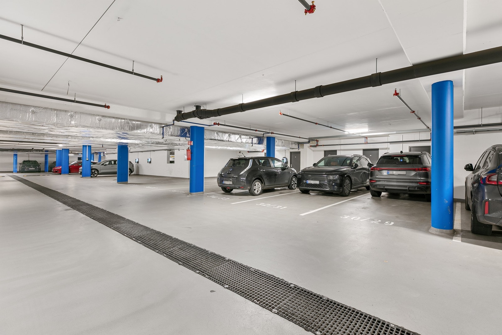 Leiligheten disponerer dobbel parkeringsplass i felles garasjeanlegg. Galleribilde