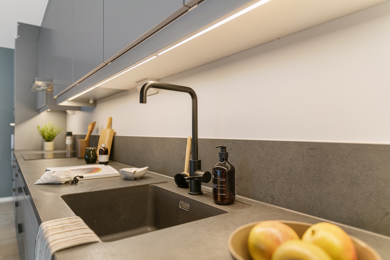 Kjøkkenet har integrert kjøleskap, fryser, oppvaskmaskin, komfyr og induksjonstopp. Galleribilde