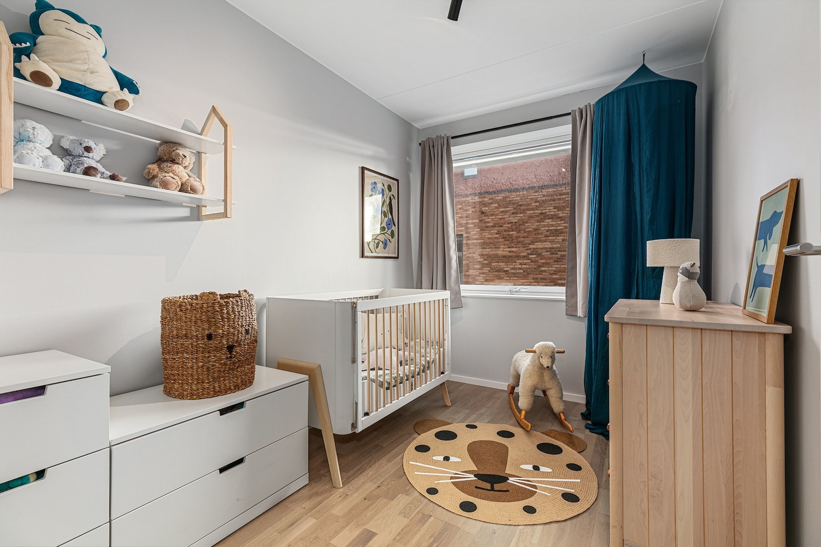 Leilighetens andre soverom har plass til seng og tilhørende møblement. Galleribilde