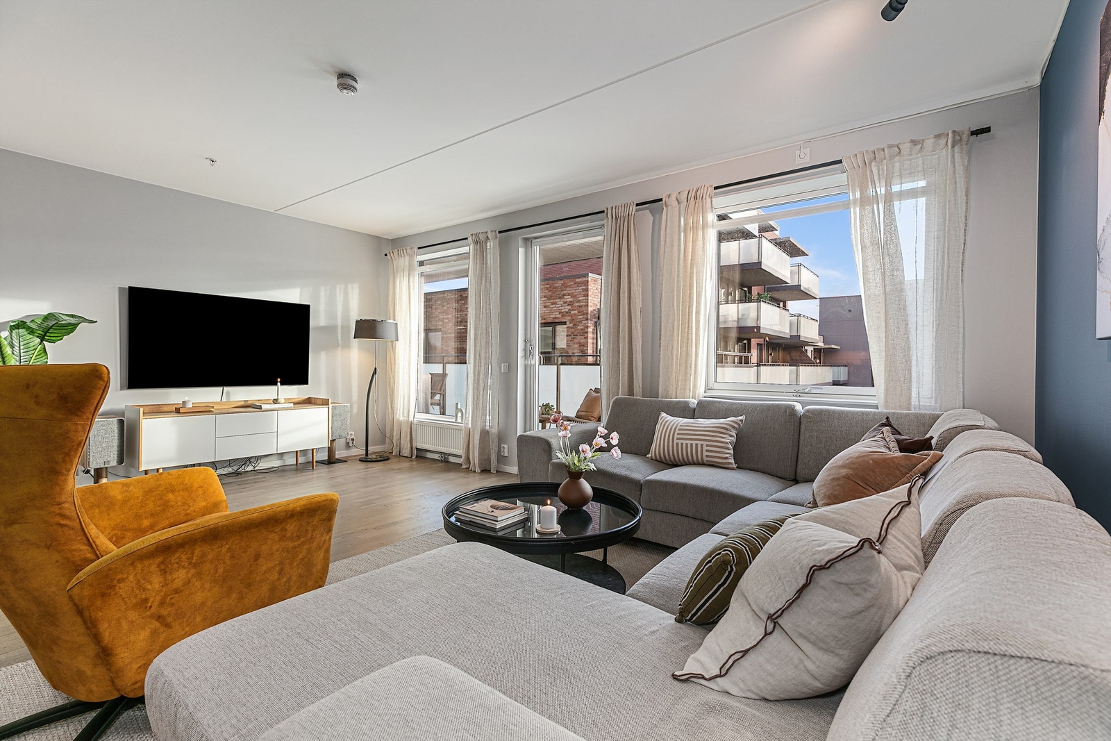 I stuen har du god plass til salong og tilhørende møblement. Galleribilde