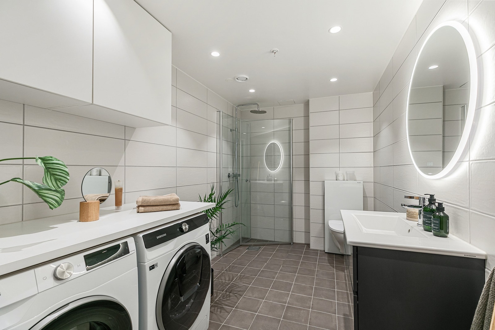 Opplegg for vaskemaskin og tørketrommel, og dusjhjørne med innfellbare glassdører. Galleribilde