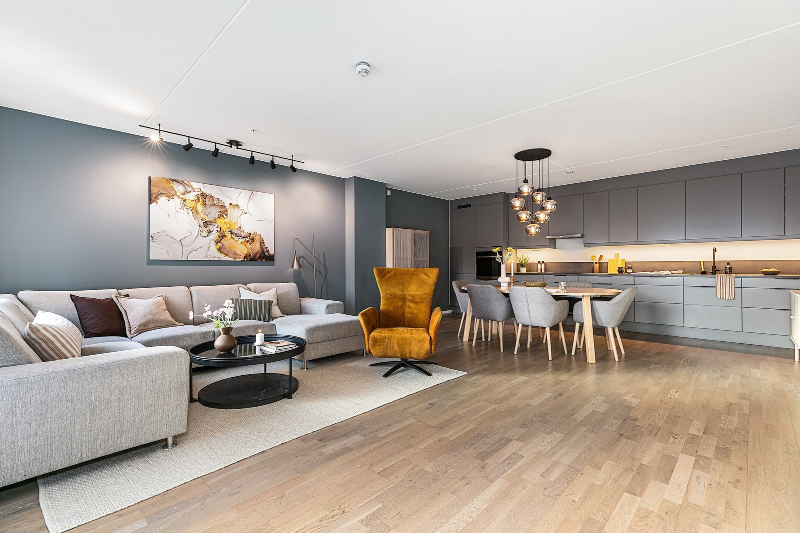 Leiligheten har en praktisk og luftig åpen stue/kjøkken løsning. Galleribilde