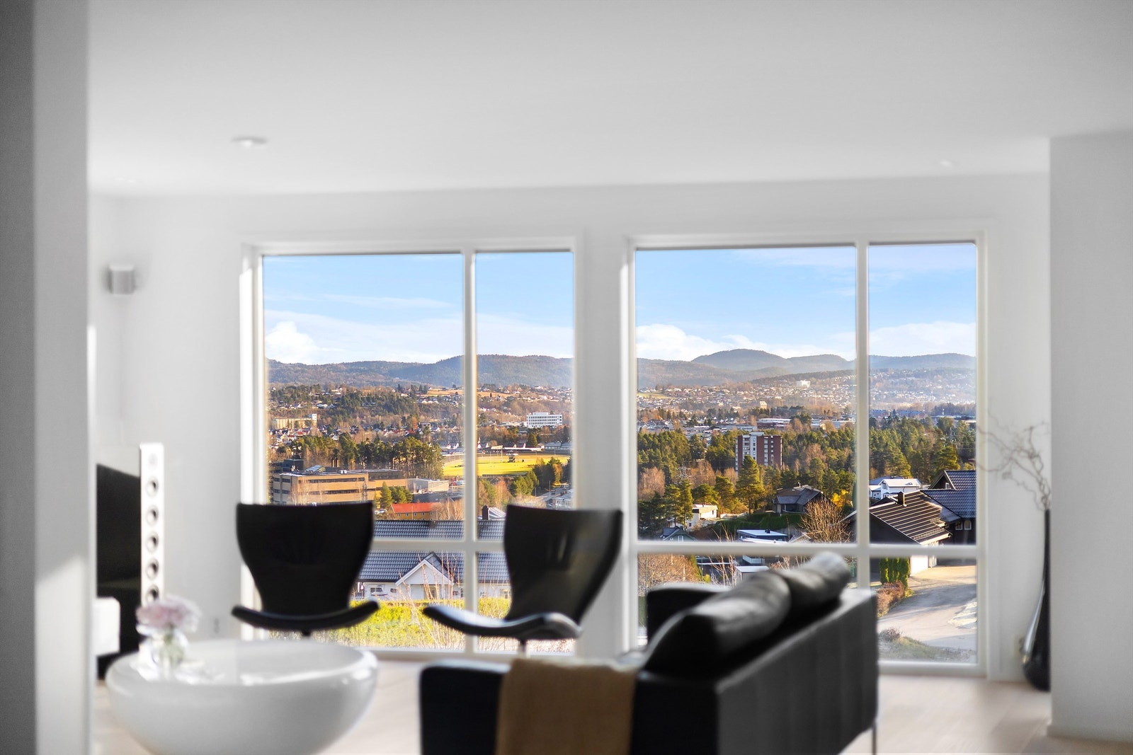 Spektakulær utsikt fra stuen mot Skien og i retning Porsgrunn Galleribilde