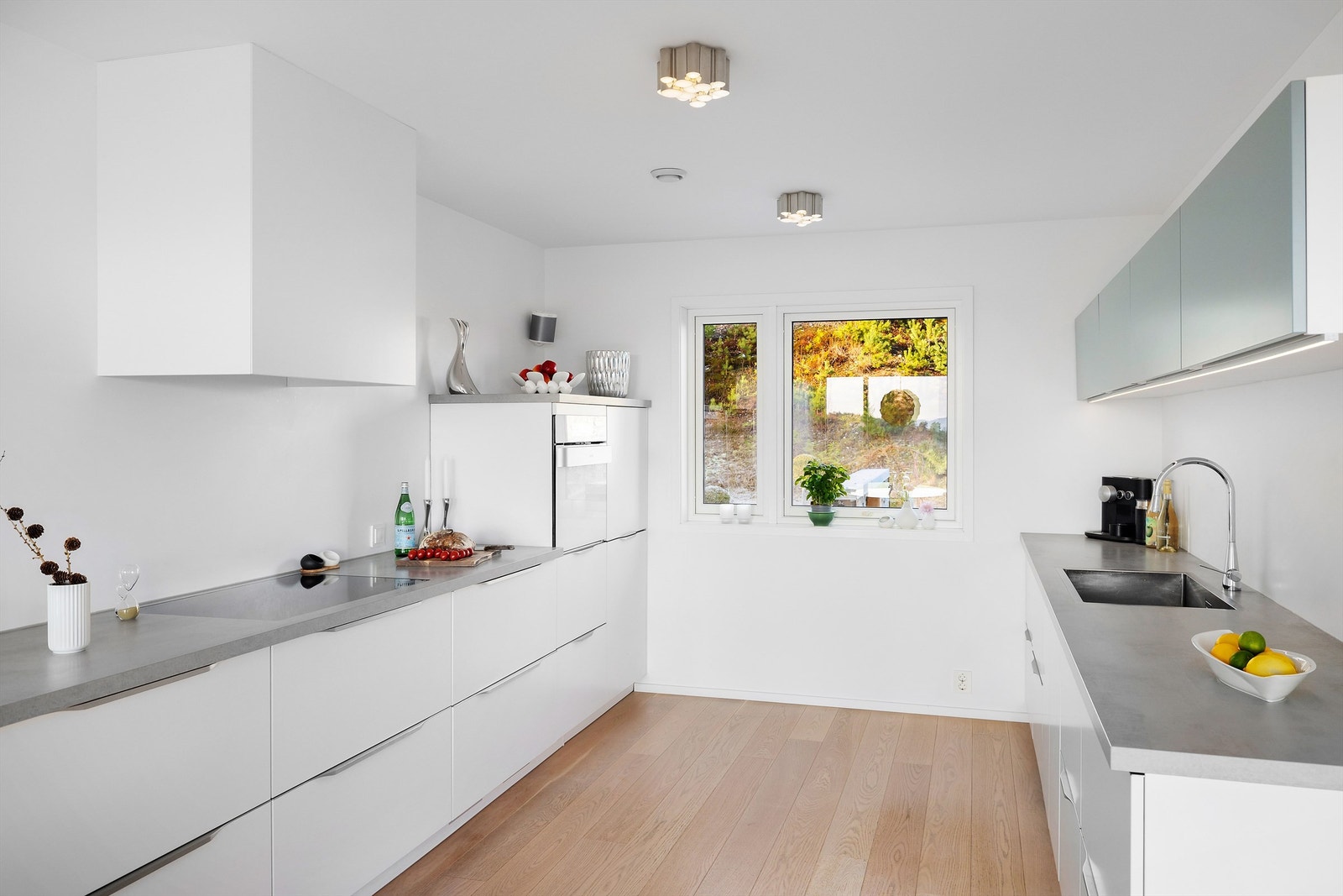 Innredning med moderne, slette fronter og laminert benkeplate. Det er nedsenket oppvaskkum i metall. Det er etablert komfyrvakt og automatisk lekkasjestopper. Galleribilde