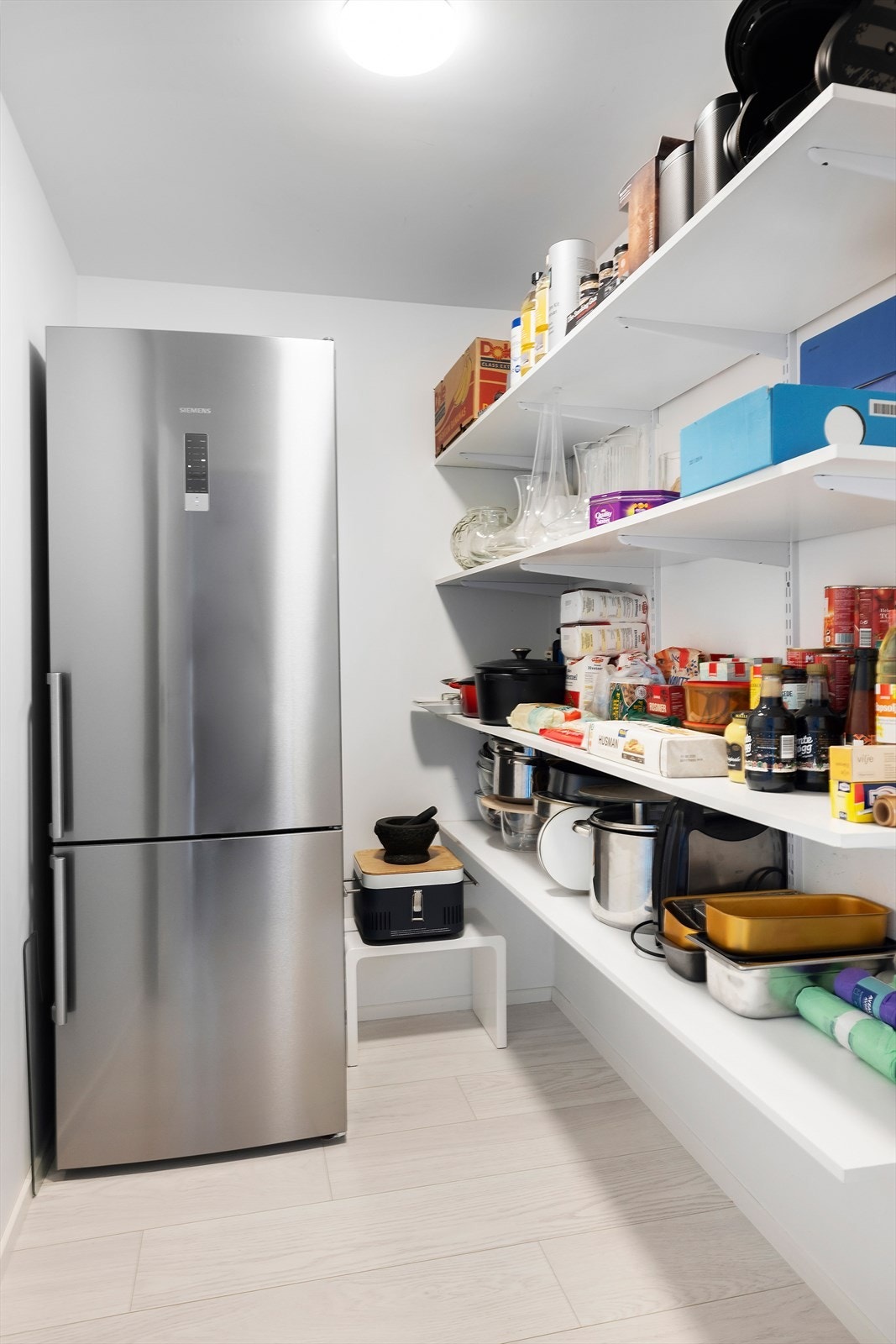 Bod i tilknytning til kjøkkenet for ytterligere oppbevaring. Kjøl/-fryseskap følger ikke med. Galleribilde