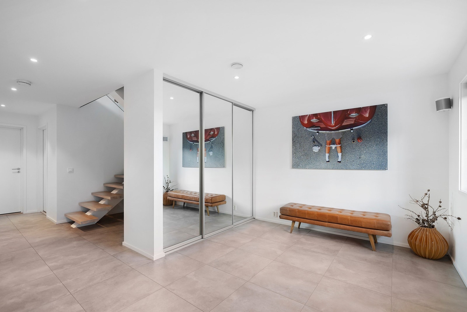 Boligen har en stor og svært innbydende entrè. med både gulvvarme og praktisk skyvedørsgarderobe. Denne kan enkelt deles av å få det 4. soverom Galleribilde