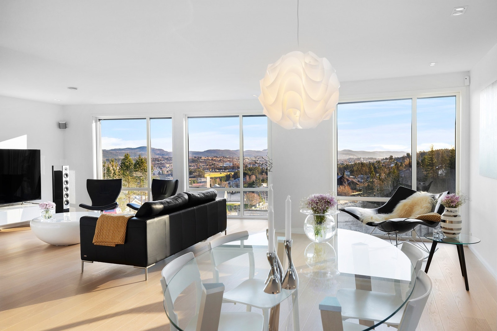 Boligen har i tillegg til gulvvarme, balansert ventilasjon med varmegjenvinning Galleribilde