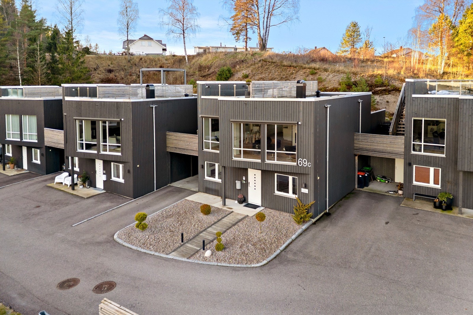 Det er svært gode buss forbindelser til både Skien og Porsgrunn. Boligen ligger slik til at her kjører en bompenge fritt til sykehuset Telemark, Herkules området, Skien fritidspark, samt hele kjørbekk området. Foto: Christian Thorsbye - Diakrit Galleribilde