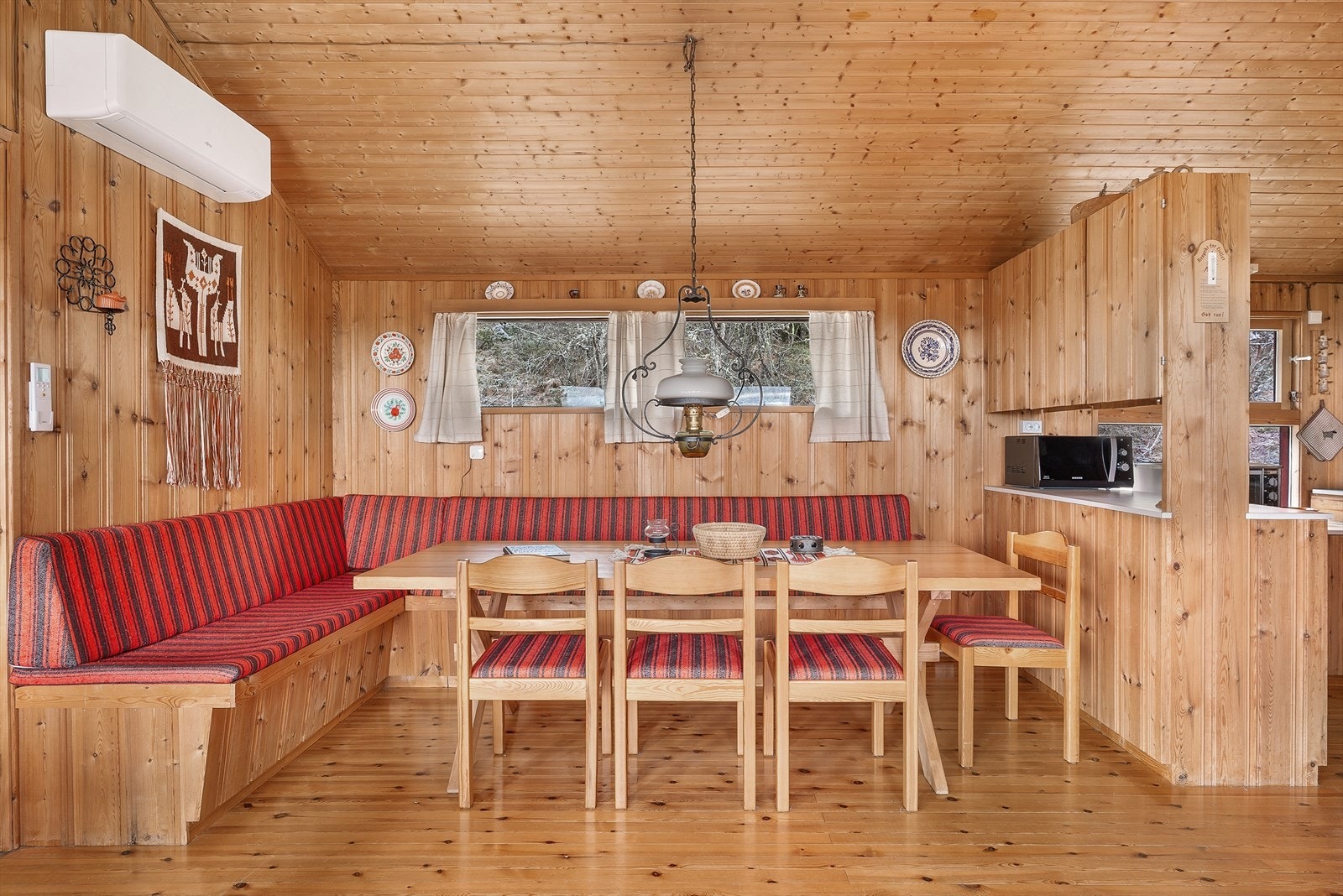 Stort spisebord ved kjøkkenet, perfekt for å samle hele familien Galleribilde