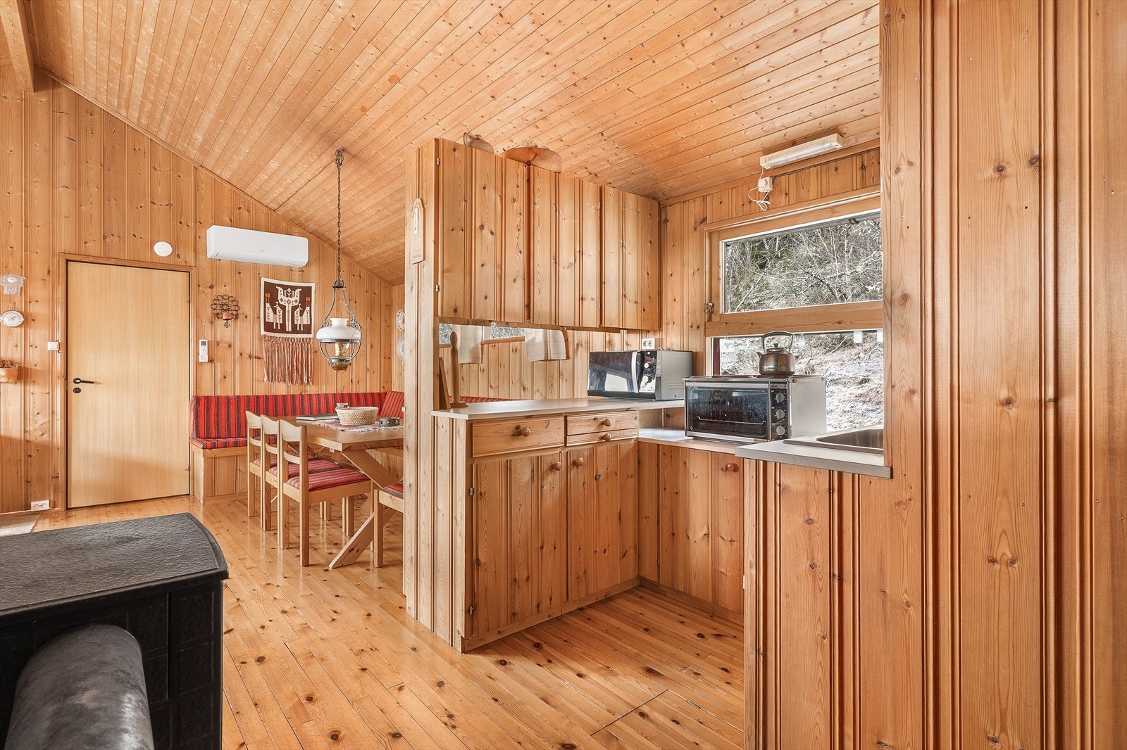 Nyere varmepumpe installert i stue/kjøkken Galleribilde