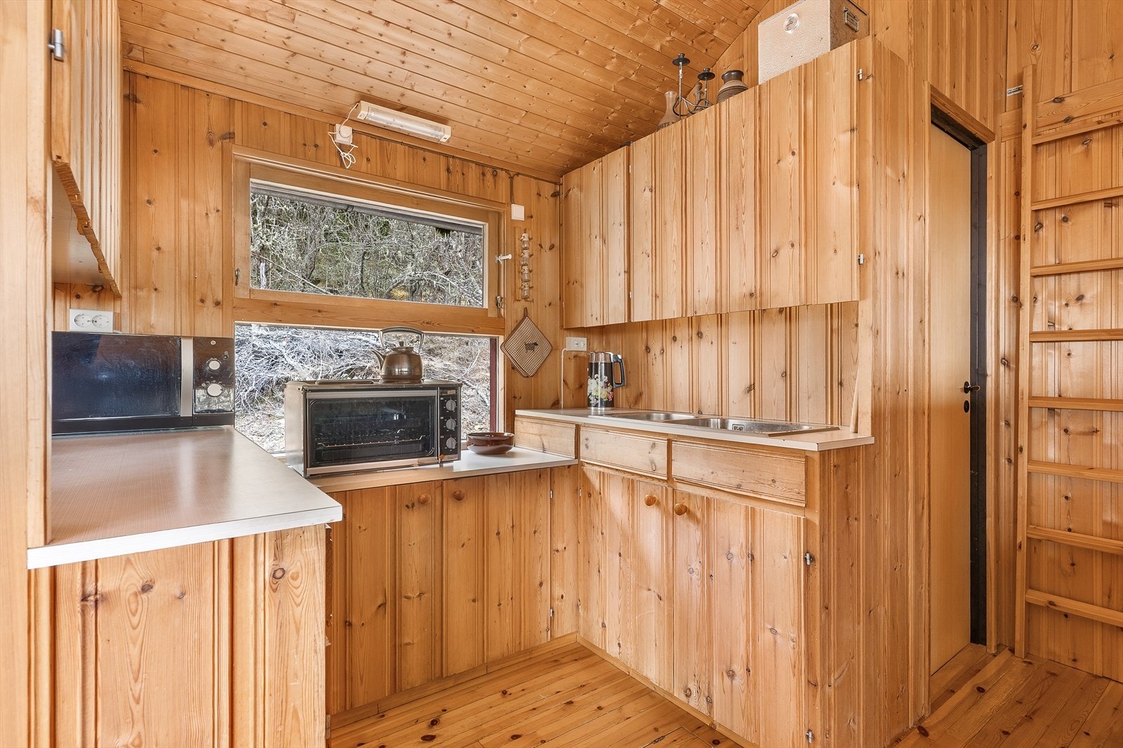 Praktisk hyttekjøkken med god lagringsplass Galleribilde