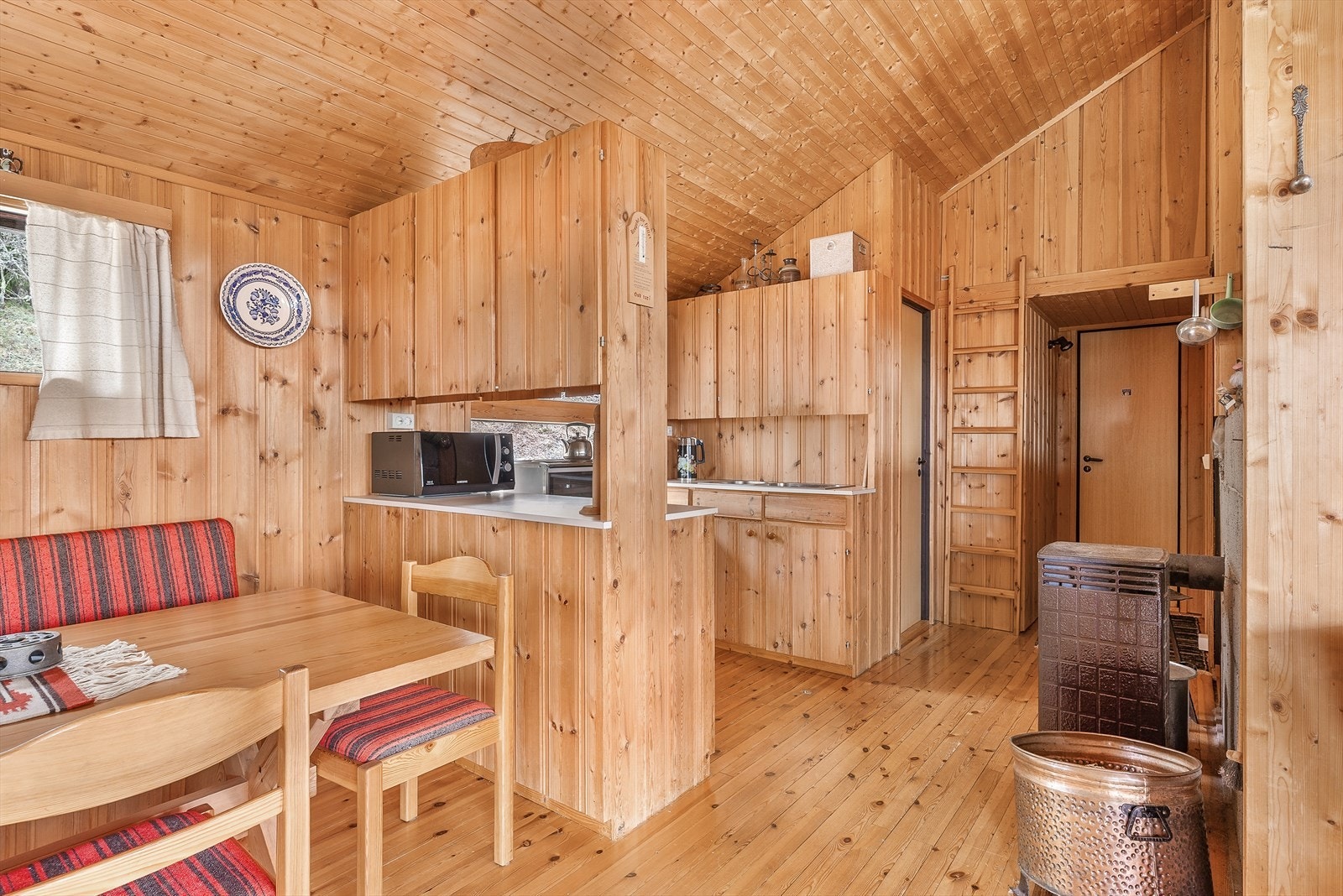 Kjøkken ligger i forbindelse med stuen Galleribilde