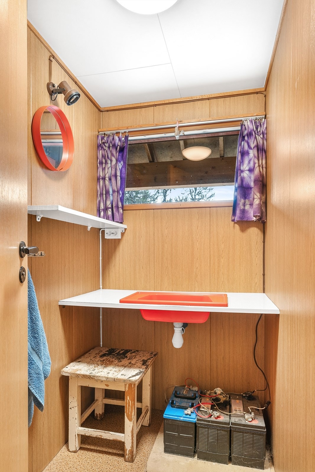 Stellerom med vask Galleribilde