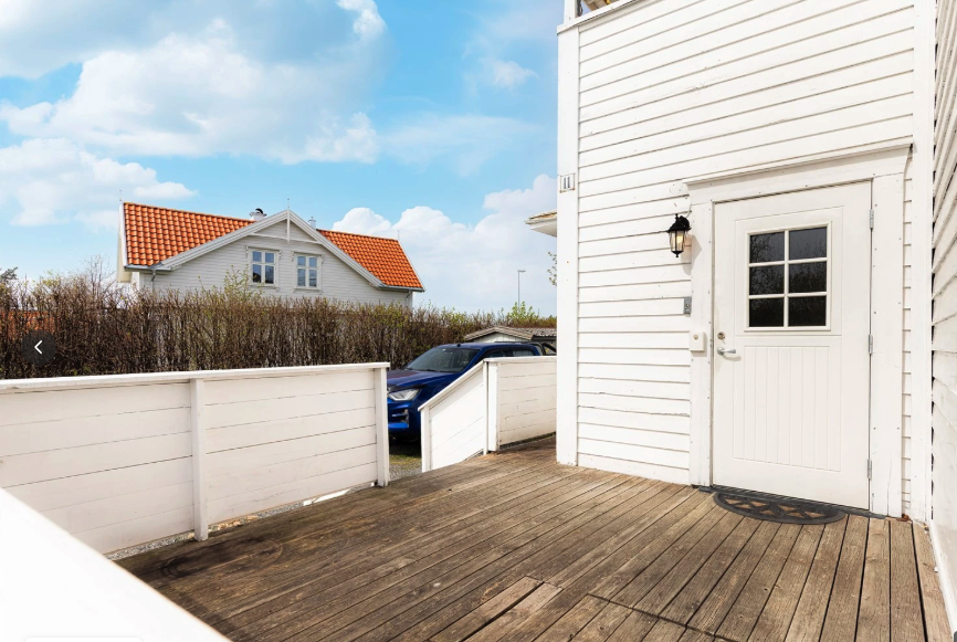 Eiendommen har egen terrasse med plass til hagemøbler og grill Galleribilde