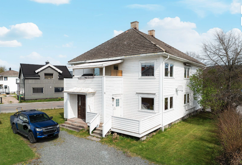 Det er mulighet for egen parkering rett på utsiden av leiligheten Galleribilde